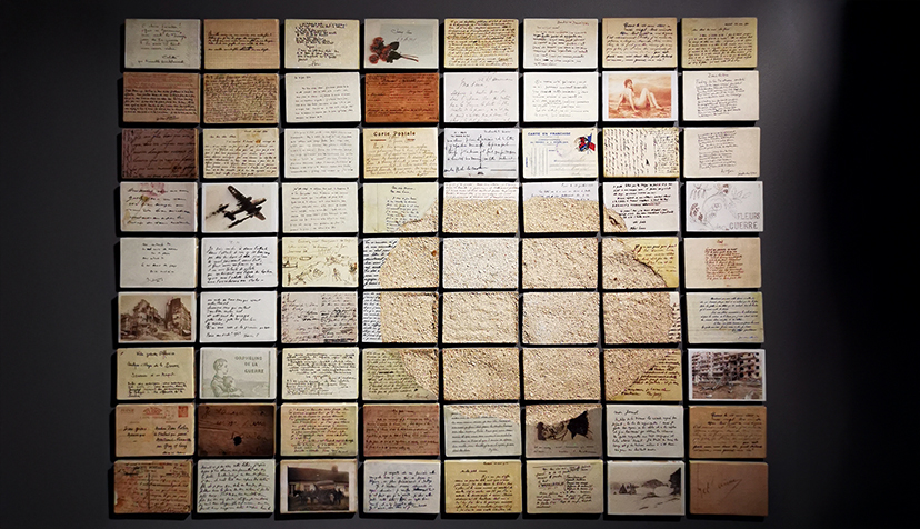 Photo de l'installation murale "Les missives" de Laurent Pernot