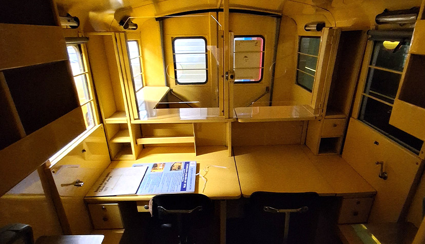 Intérieur de bureau de poste mobile, véhicule Citroën HY, datant de 1976.