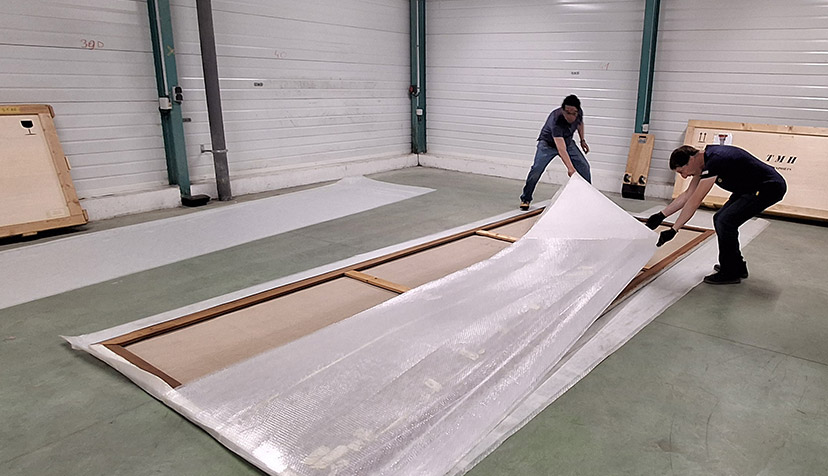 Emballage d’une huile sur toile de grandes dimensions suite à son récolement. Barrage de Grangent sur la Loire, 1969, signée Lonchamp anciennement exposée au Bureau de poste de Montrond-les-Bains (42).