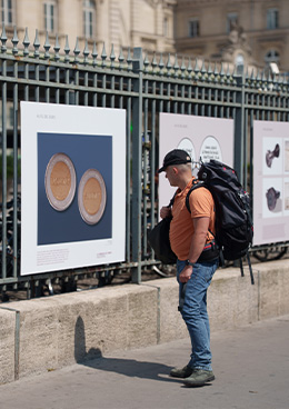 Photo d'un passant découvrant l'exposition en gare