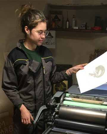 Photo de Leyla Peyrin dans son atelier