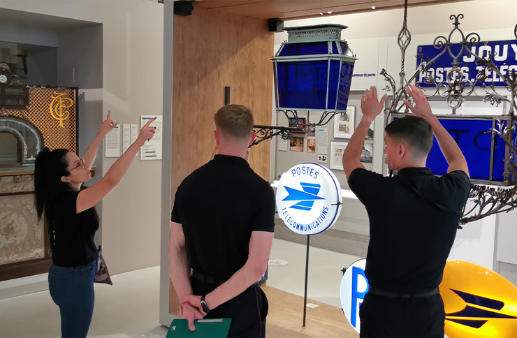 Pompiers visitant le musée dans le cadre du PSBC