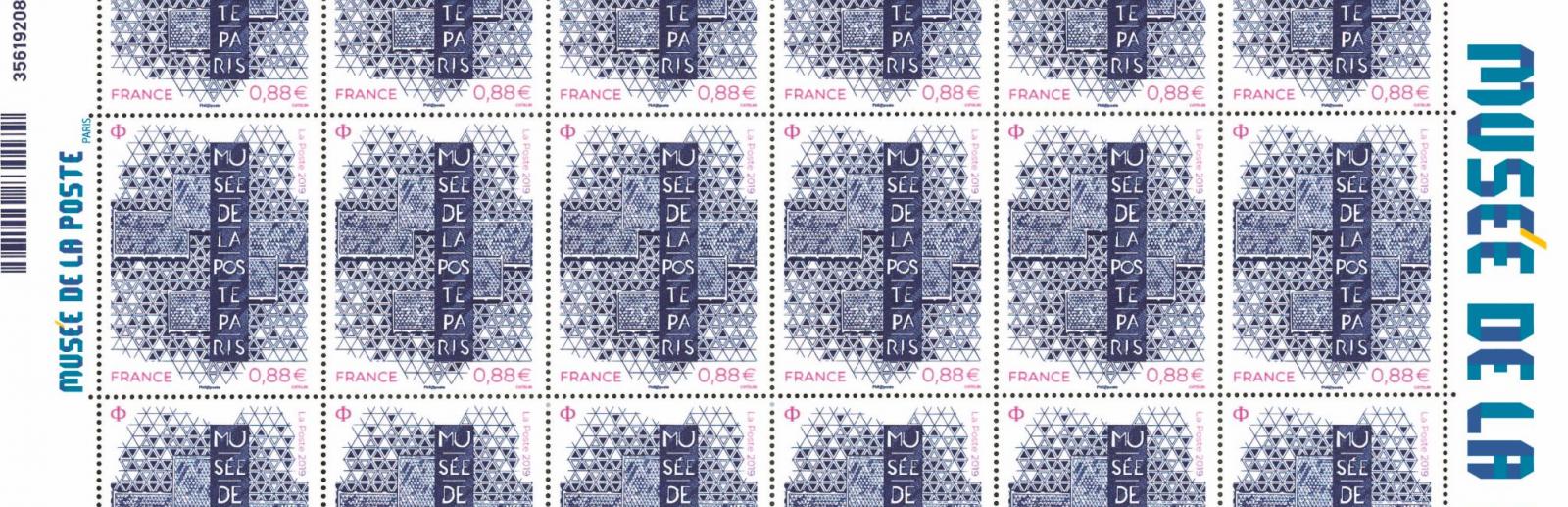 Timbre création et gravure Elsa Catelin, d'après sculpture Robert Juvin - façade du Musée de La Poste © Feuille habillée : Philaposte  / Logotype : Téra-création